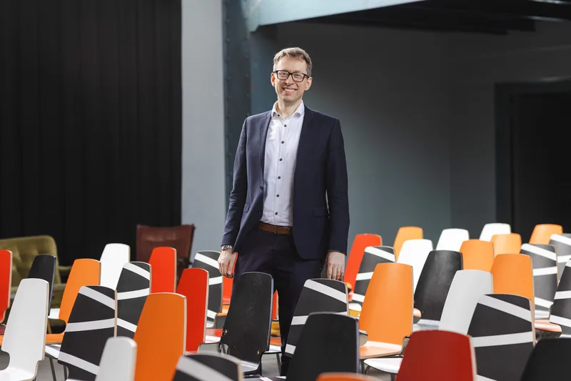 Dr. Daniel Schwenger standing in a seminar room before a training